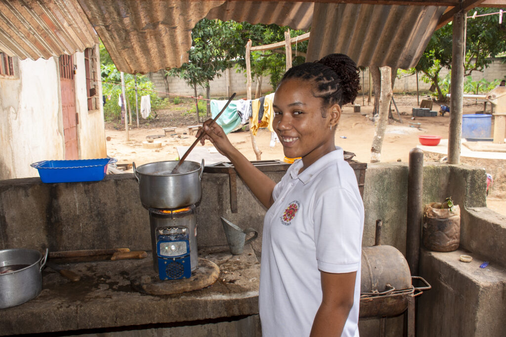 Photo: A girl in Nampula, Mozambique cooking on a Pamoja cookstove using biomass-based fuel – GIZ
